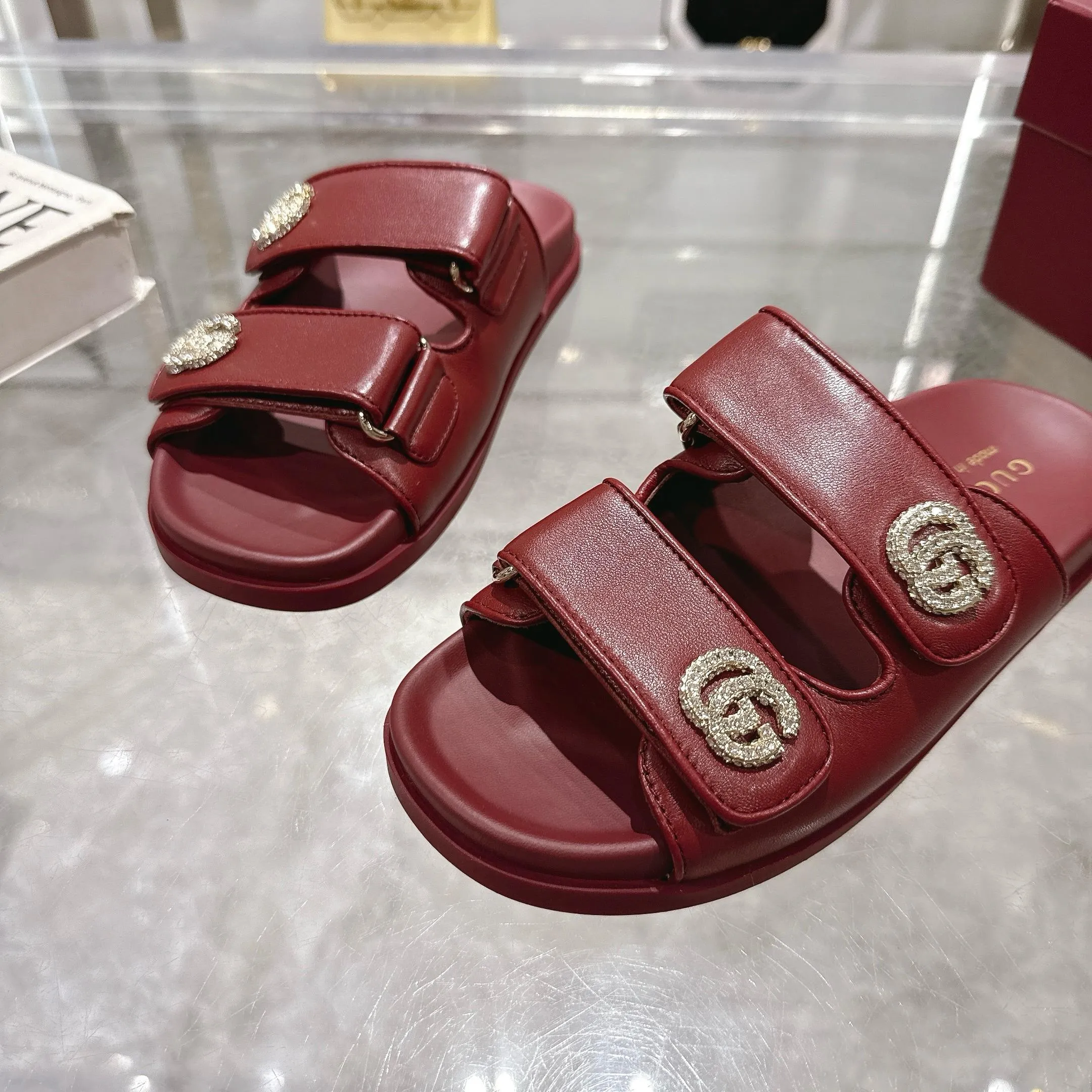 Wholesale direct sales 260👟👟 Gucci’s modern design aesthetic explores the path of unique craftsmanship, cleverly integrating the brand’s classic elements with its beloved brand identity. The sandal is embellished with the beloved Double G hardware, adding a touch of understated branding to the design, complementing the versatility of the Velcro straps. Women Light gold tone hardware Sheepskin lining Double G Rubber sole Velcro fastening Flat sole
